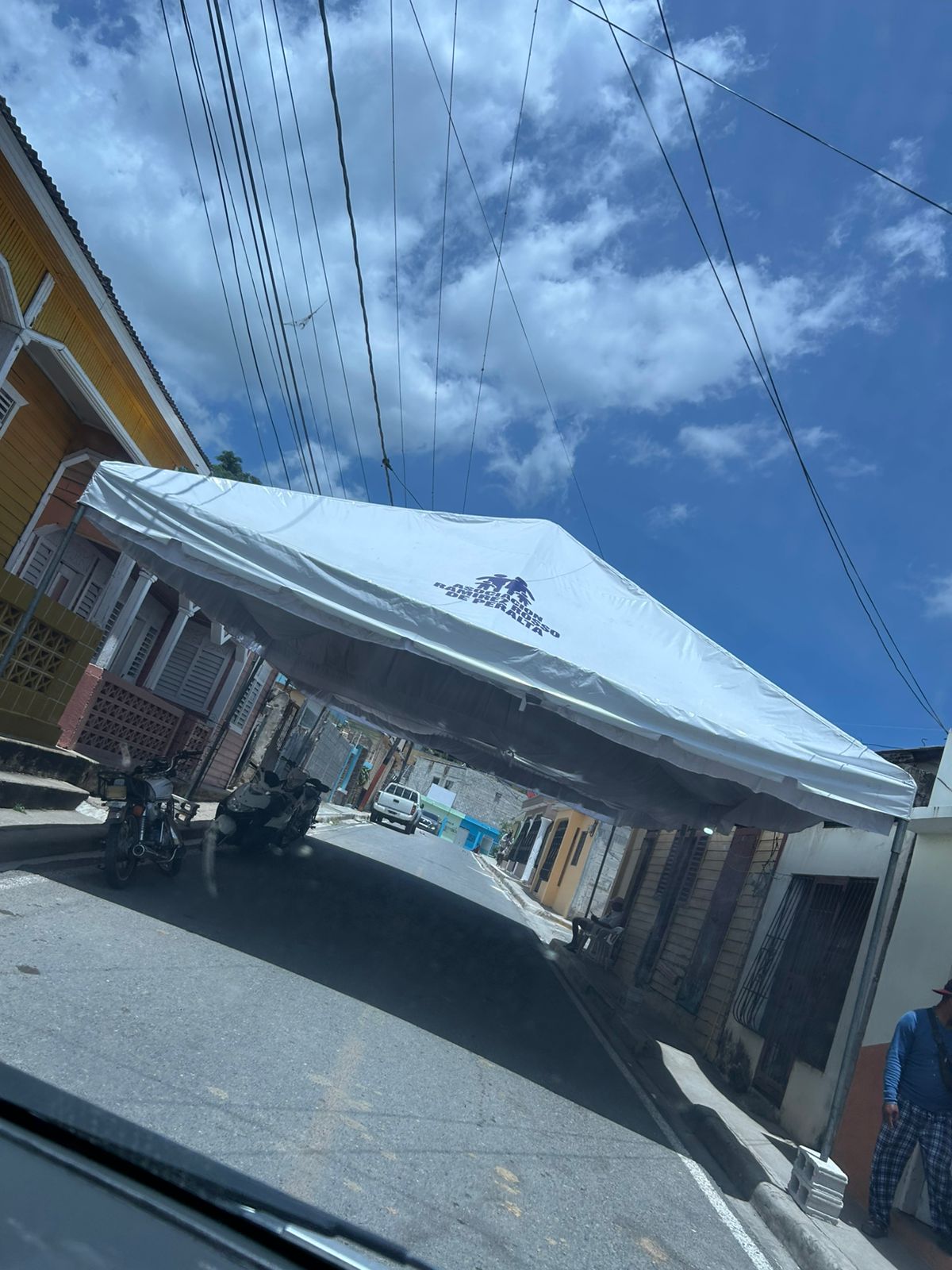 Carpa blanca instalada en una calle