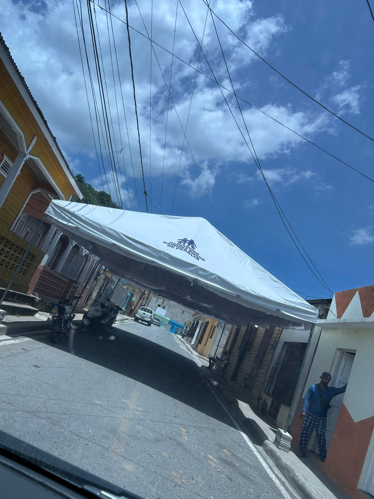 Carpa blanca instalada vista desde la calle