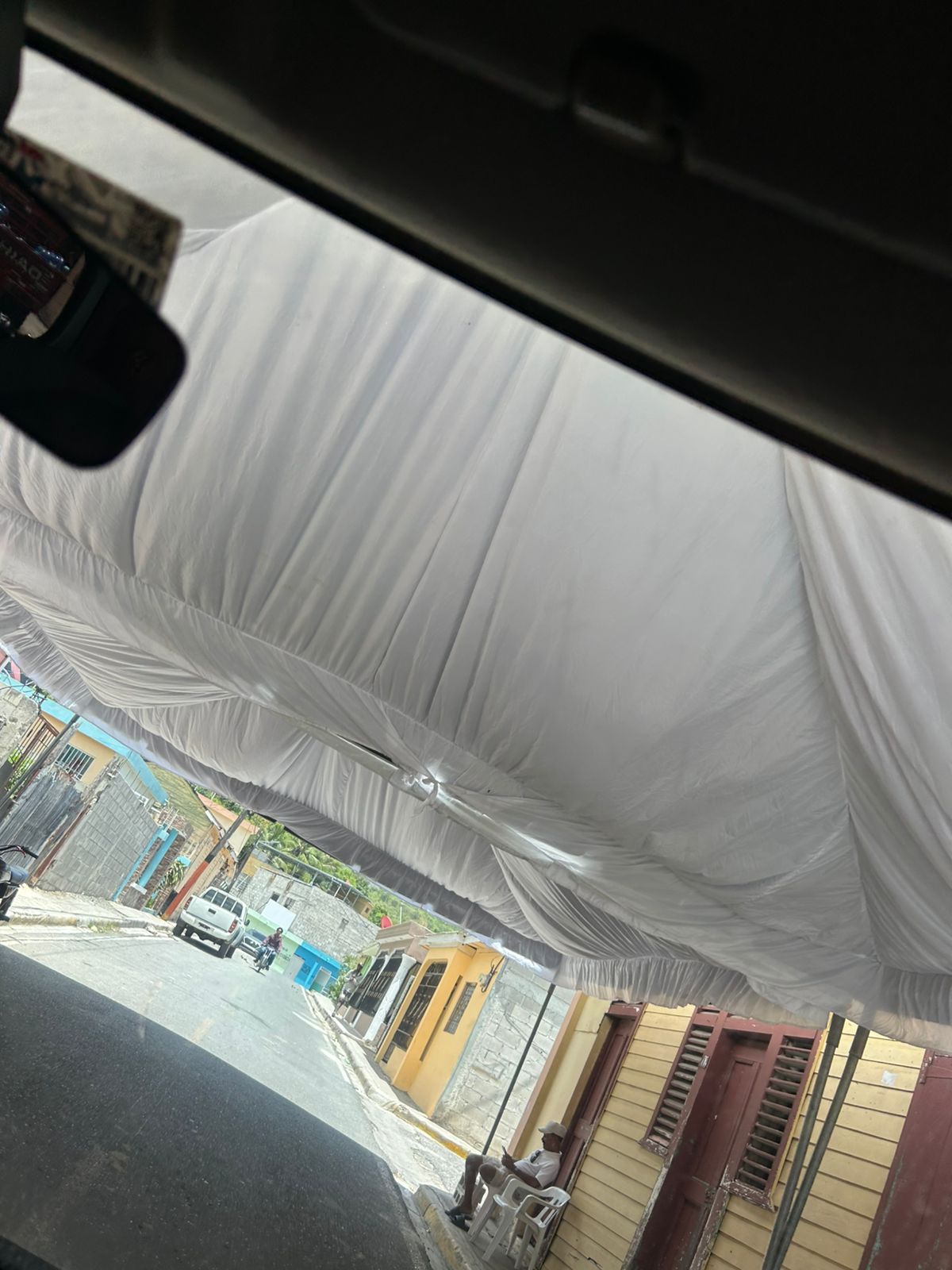 Interior de una carpa blanca instalada