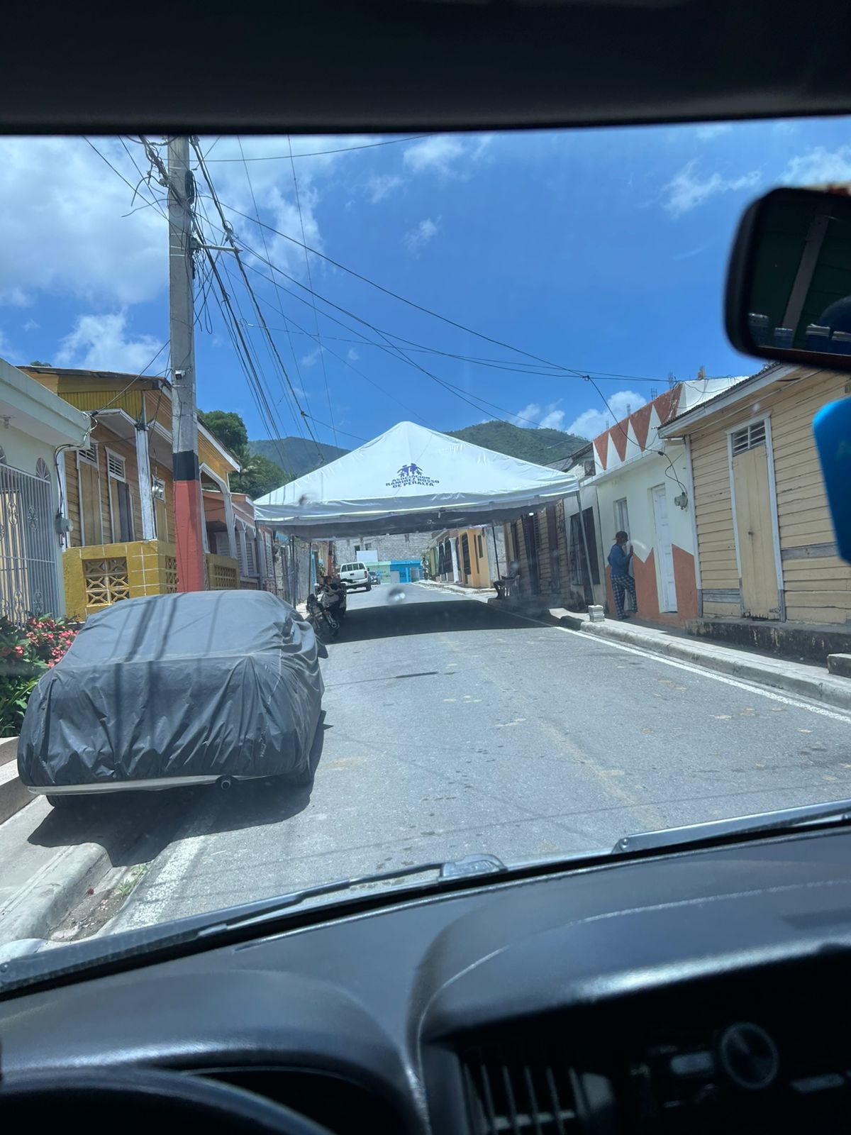 Carpa blanca vista desde la calle